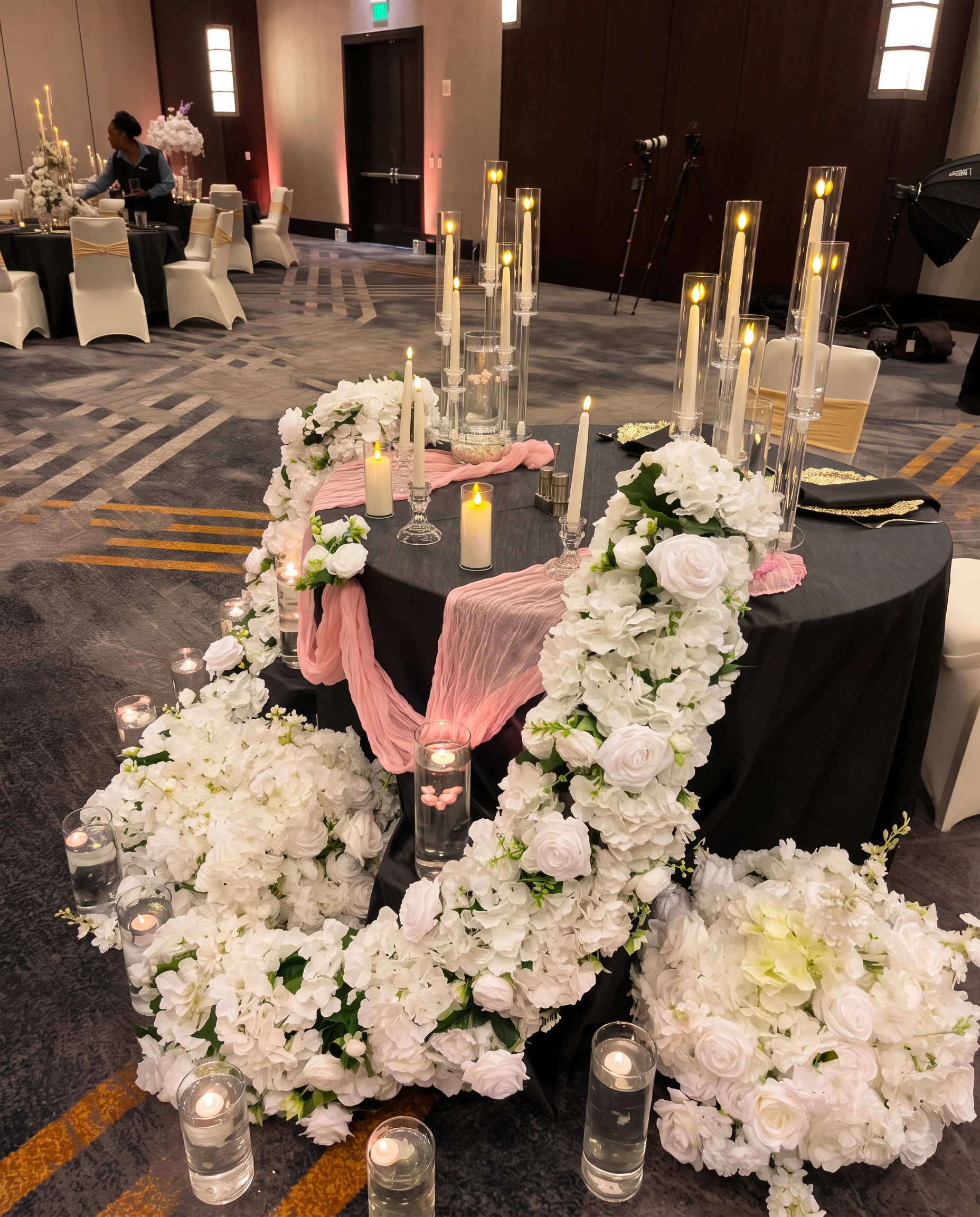 Green reception stage with modern arches